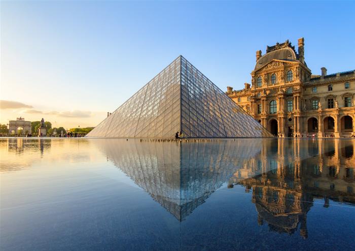 Escorted Tour of Paris with Louvre, Notre Dame & Lunch at Le Bistro Parisien or Madame Brasserie at the Eiffel Tower