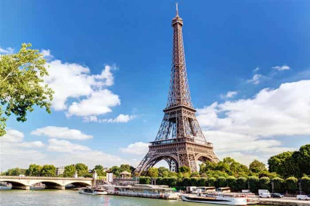 Escorted Tour of Paris with Louvre, Notre Dame & Lunch at Le Bistro Parisien or Madame Brasserie at the Eiffel Tower